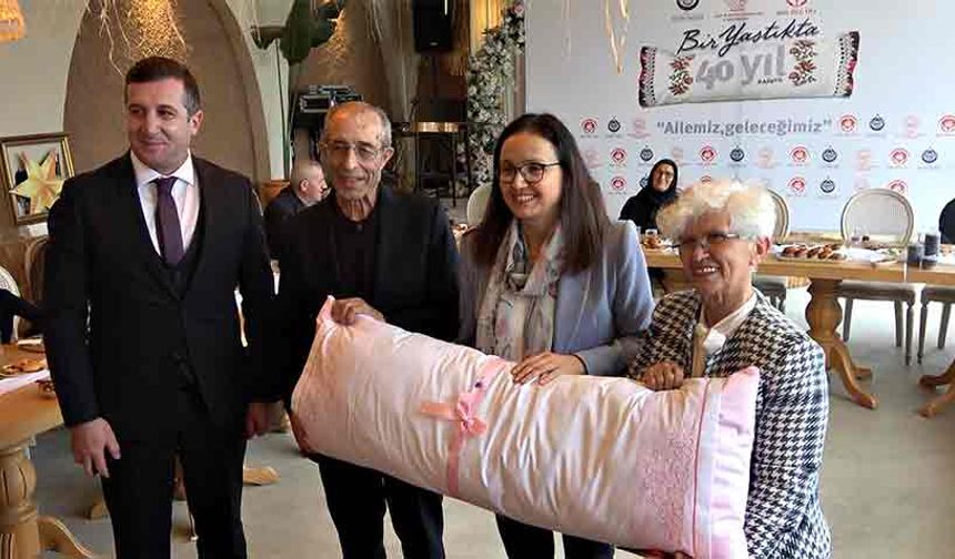 Evlilikte 40 yılı deviren çiftlere uzun yastık hediye