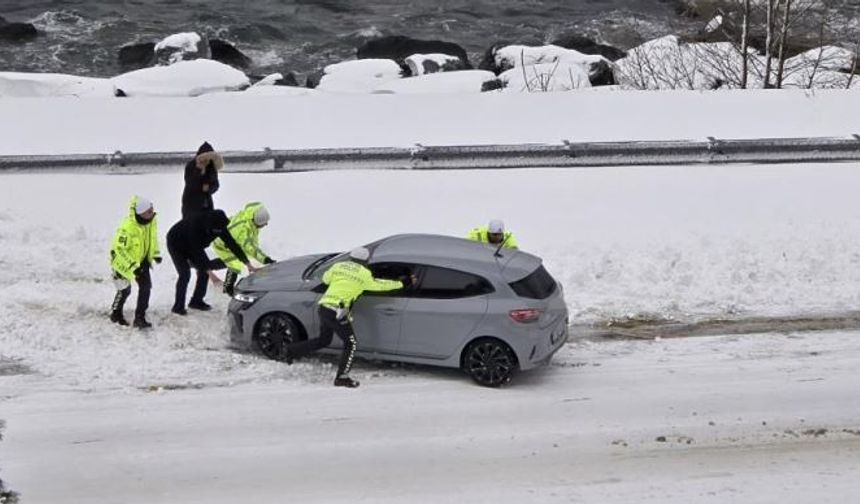 Karadeniz Sahil Yolu'nda bozulan aracı trafik polisleri itti