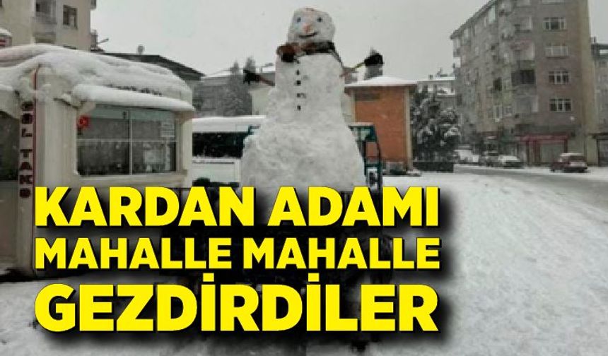 Gençler traktör kasasına yaptıkları kardan adamı mahalle mahalle gezdirdiler