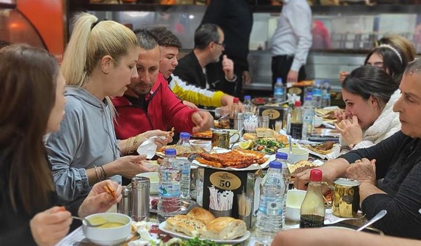 Adanalılar Ramazan'da da kebaptan vazgeçmiyor