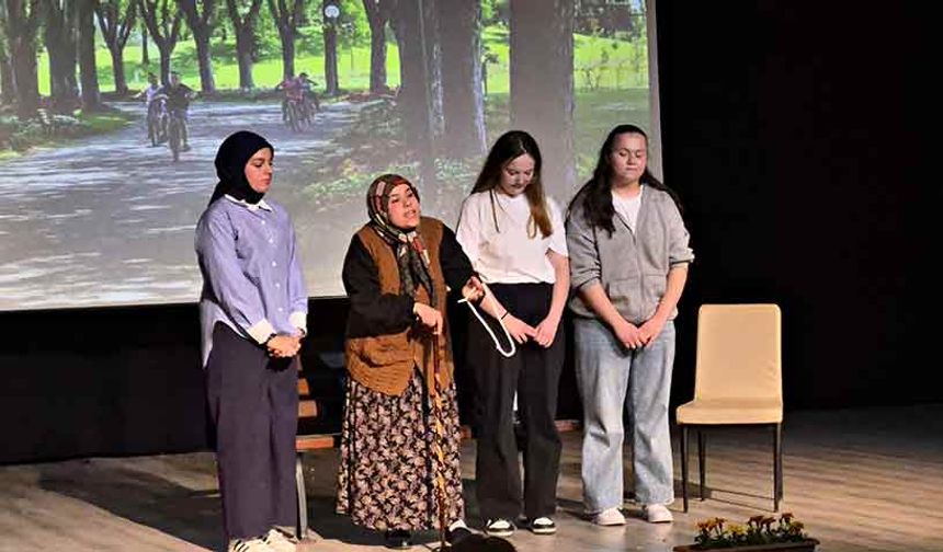 Liseliler, tiyatro sahnesinde birincilik için yarıştı