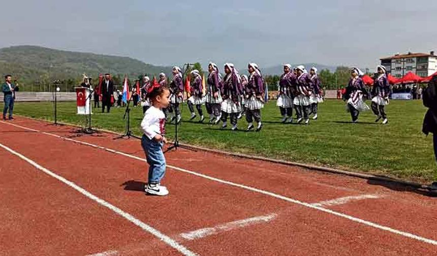 Devrek’te 23 Nisan Çocuk Bayramında minik Ayla folklor grubuna eşlik etti