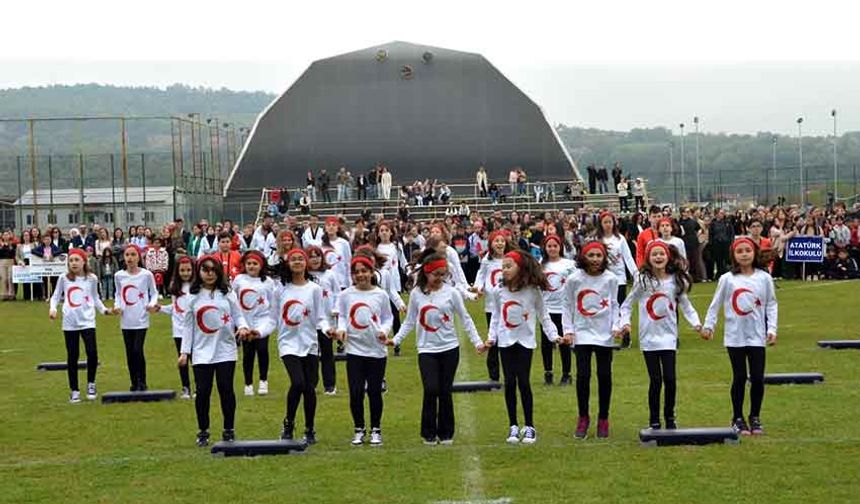 Çaycuma'da 23 Nisan coşkusu stadyumu doldurdu