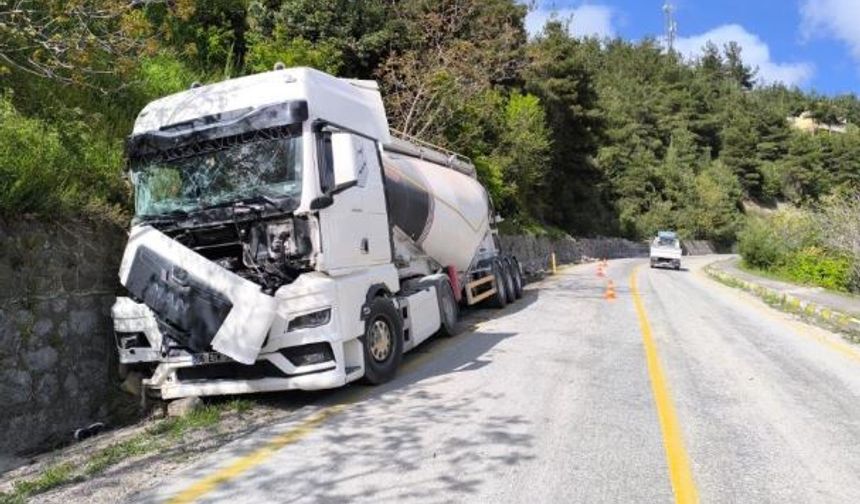 Kastamonu'da freni patlayan beton mikseri istinat duvarına çarptı: