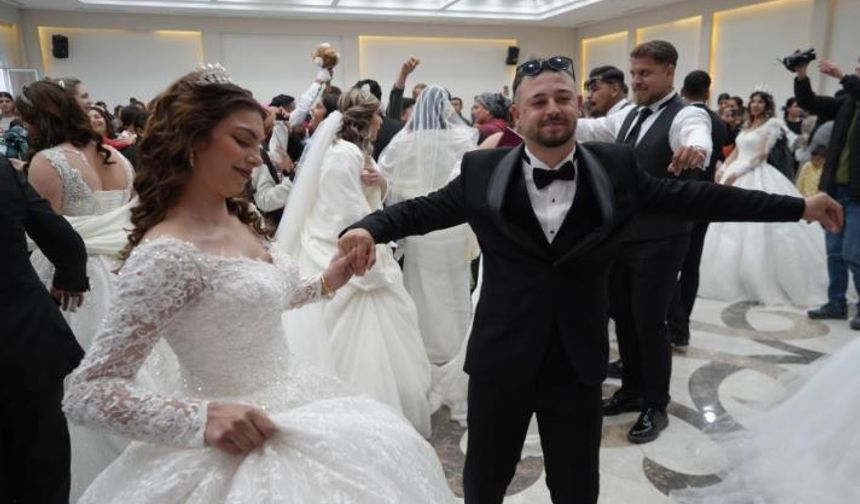 Romanlara toplu düğün: 15 Roman çift düşman çatlattı
