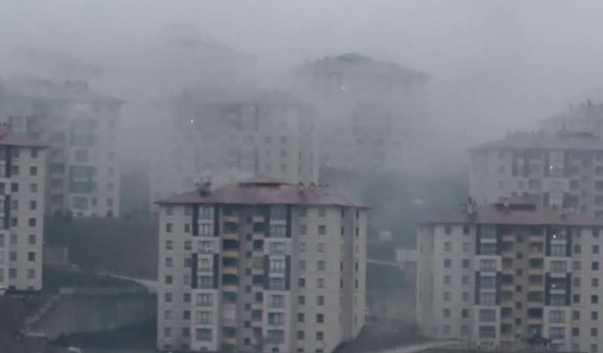 Binaların üzerini kaplayan yağmur bulutları kamerada