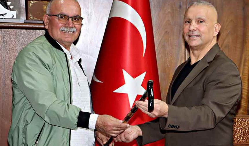 Emekli madenci, kendi yaptığı bastonu Demir’e hediye etti