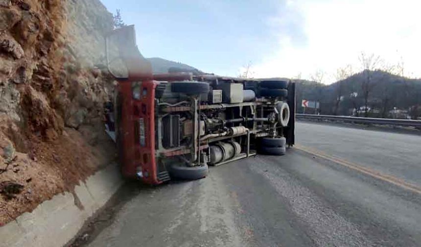 Kastamonu’da meyve yüklü kamyon devrildi
