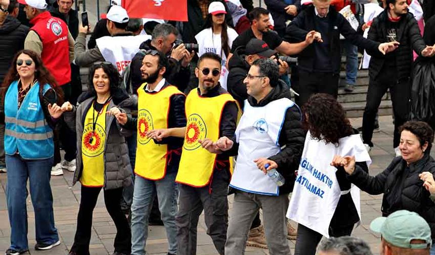 Bolu'da 1 Mayıs halaylar çekilerek kutlandı
