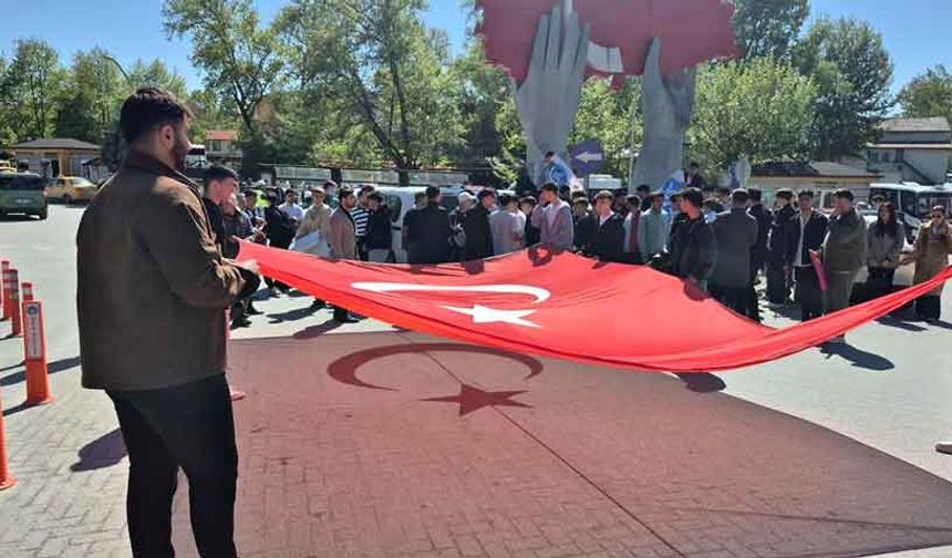 Ay yıldızın gölgesinde Türkçülük yürüyüşü