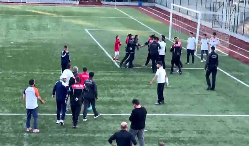 U-15 Futbol Ligi şampiyonluk maçında saha karıştı