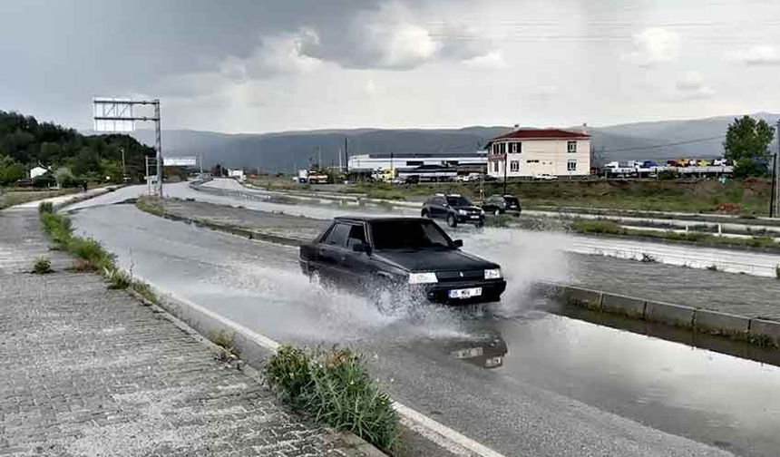 Sağanak yağış etkili oldu, yollarda su birikintisi oluştu