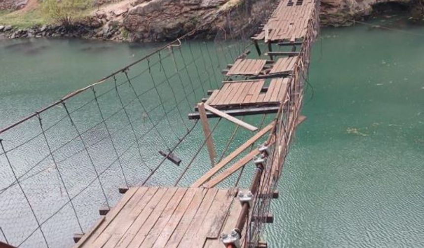 Fırtınadan dolayı asma köprü zarar gördü