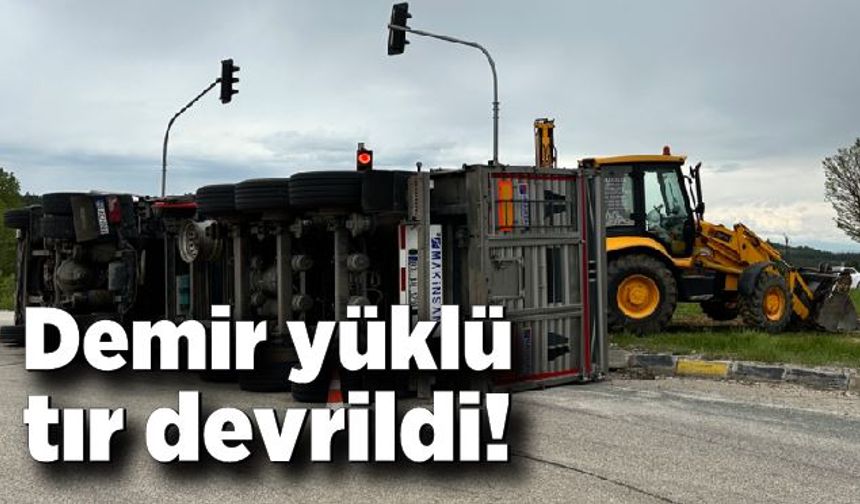 Kastamonu'da demir yüklü tır devrildi: 1 yaralı
