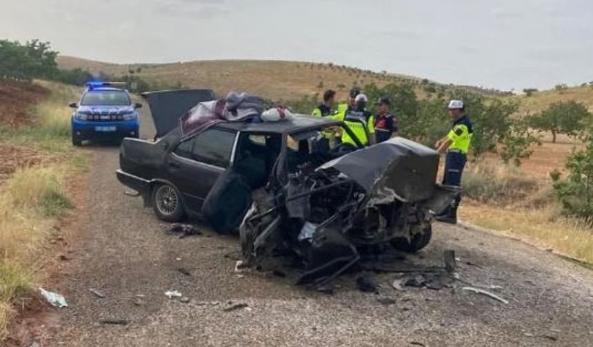 İki otomobil kafa kafaya çarpıştı: 1'i ağır 8 yaralı
