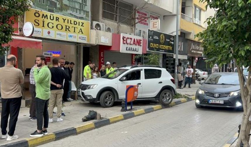 Fren yerine gaza basınca kaldırıma çıktı