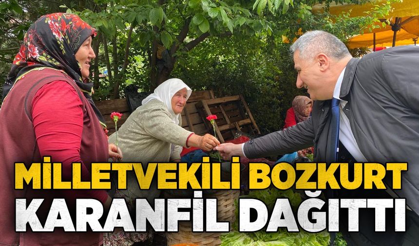Milletvekili Bozkurt, pazarları ziyaret ederek karanfil dağıttı