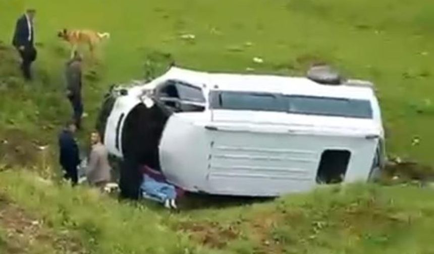 Minibüs şarampole yuvarlandı: 2’si ağır 5 yaralı