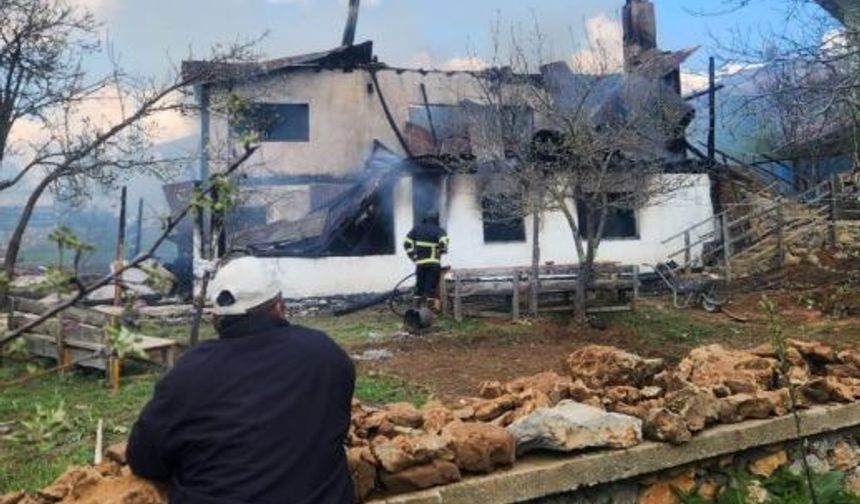 Saimbeyli’de yanan ev kullanılmaz hale geldi