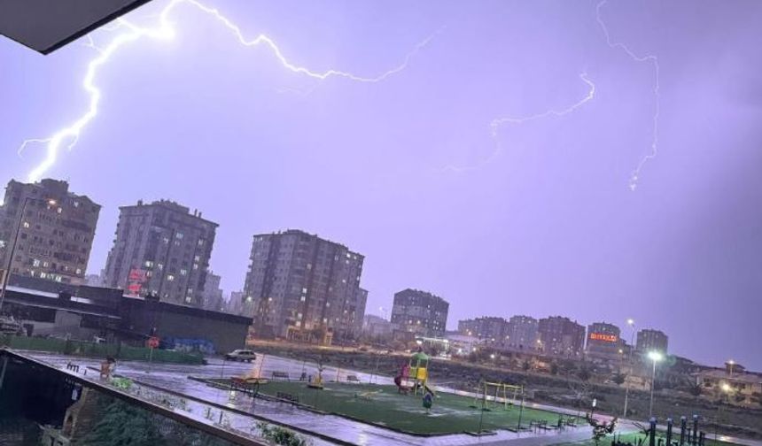 Kayseri'de şimşekler geceyi aydınlattı