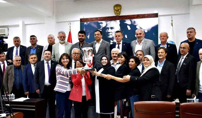 Şampiyonluk kupası, belediye meclisinde