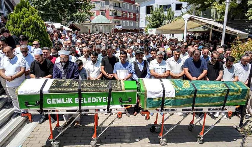 İki küçük kuzen yan yana uğurlandı