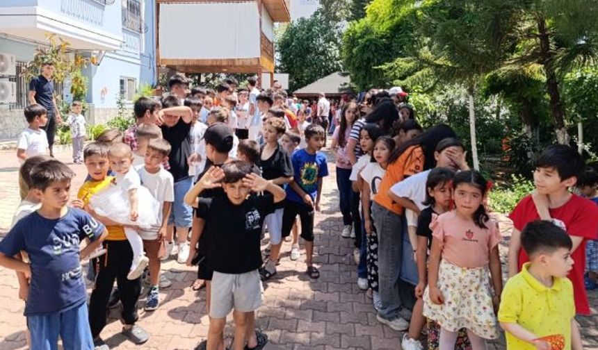 Adanalı çiftin bayram geleneği sürüyor: Yüzlerce çocuğa harçlık verdiler