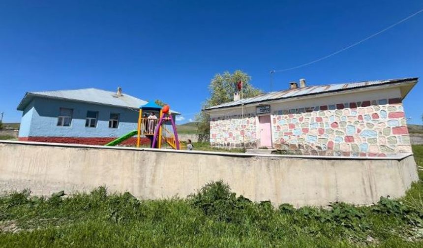 Köy halkı deprem riski nedeniyle kapatılan okulunu geri istiyor