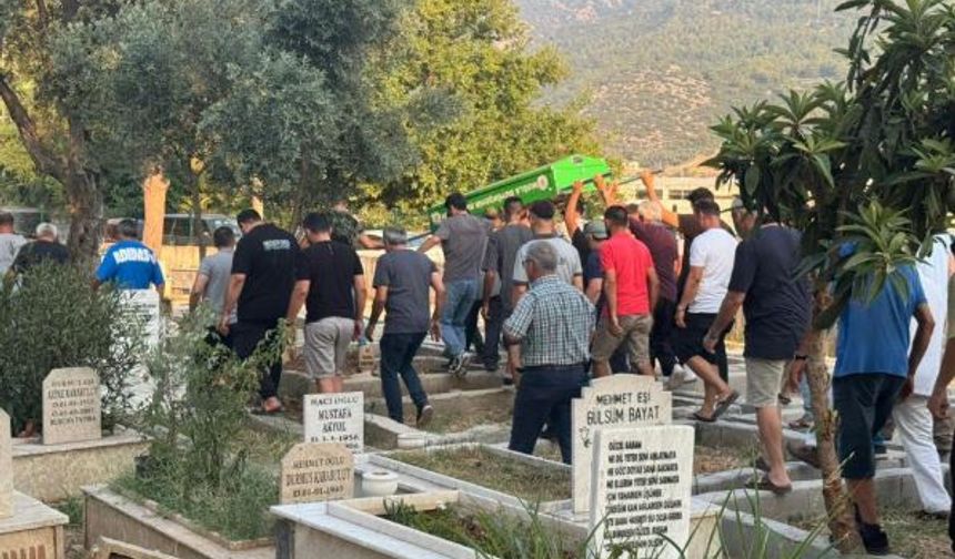 Havuza düşerek ölen minik Asil Kemal gözyaşlarıyla son yolculuğuna uğurlandı