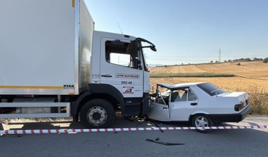 Bolu'da kamyonla çarpışan Fiat Tofaş hurdaya döndü: 1'i ağır 2 yaralı