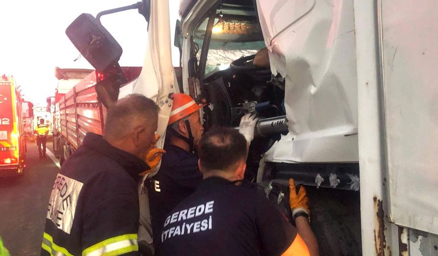TEM'de kamyon tıra arkadan çarptı: Yaralı sürücü sıkıştı