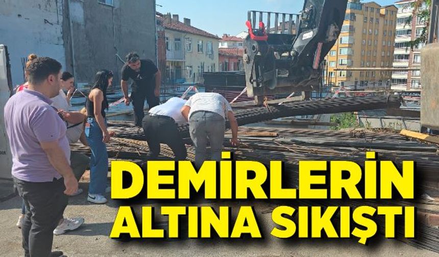 İnşaat demirlerinin altına sıkışan kediyi kurtarmak için zamanla yarıştılar