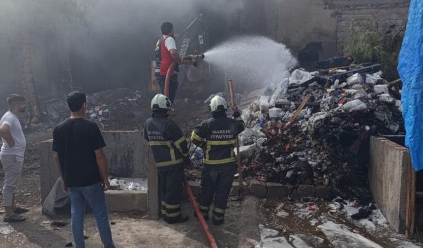 Mardin'de içecek deposundaki yangına TOMA müdahale etti