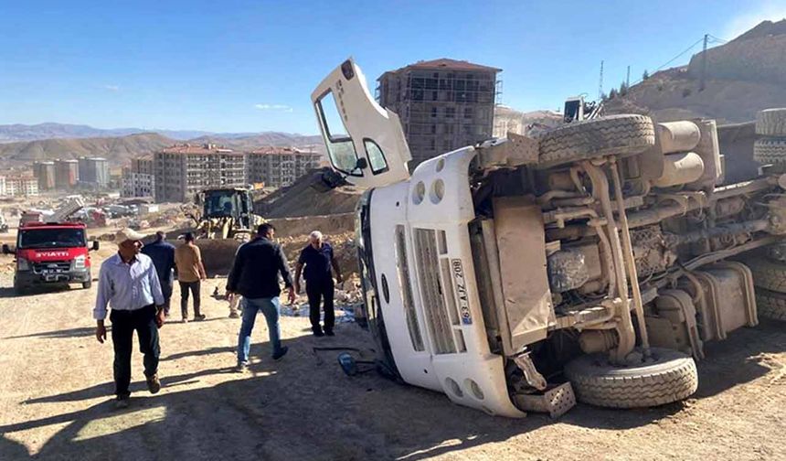 Şantiyede kontrolden çıkan hafriyat kamyonu devrildi: 1 yaralı