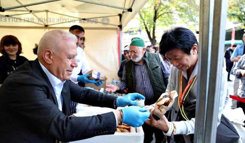 Dünya Cantık Günü'nde ücretsiz ikram edildi, yabancı turistler lezzetine hayran kaldı