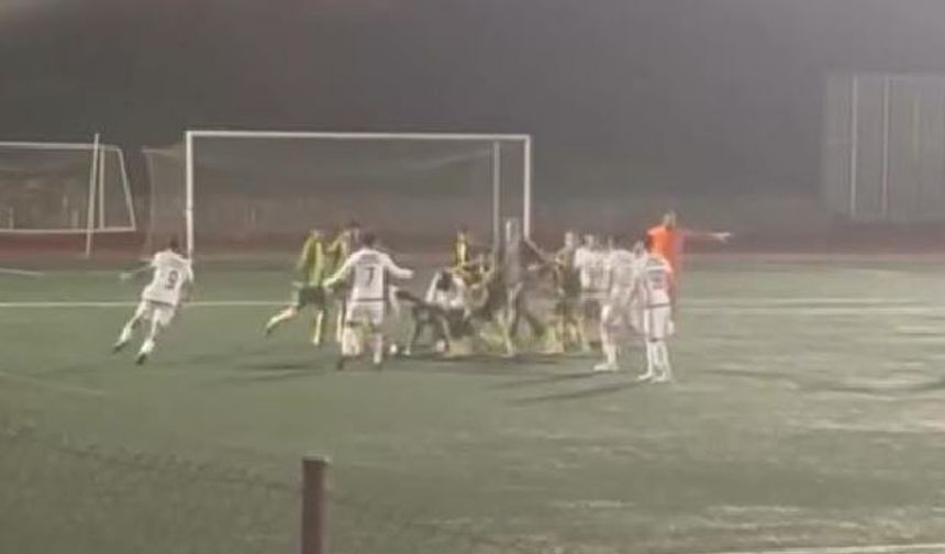 Amatör maçta futbolcular tekme tokat birbirine girdi