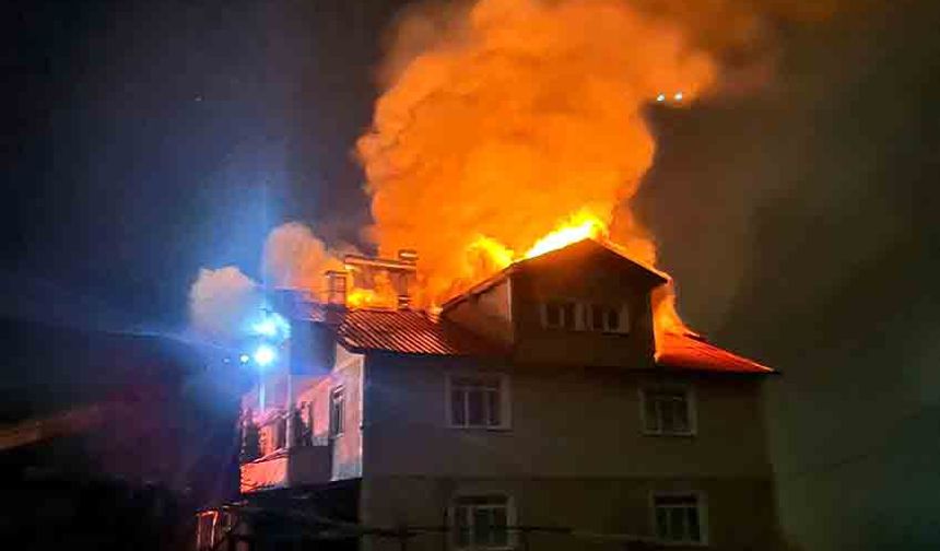 Ev yangını: Çatı kullanılamaz hale geldi