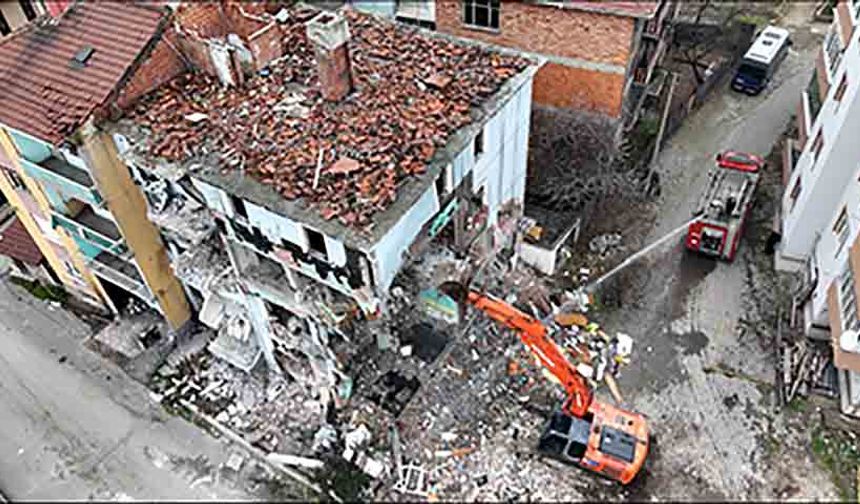 Doğal gaz patlaması sonrası hasar gören bina 3 yıl sonra yıkılıyor