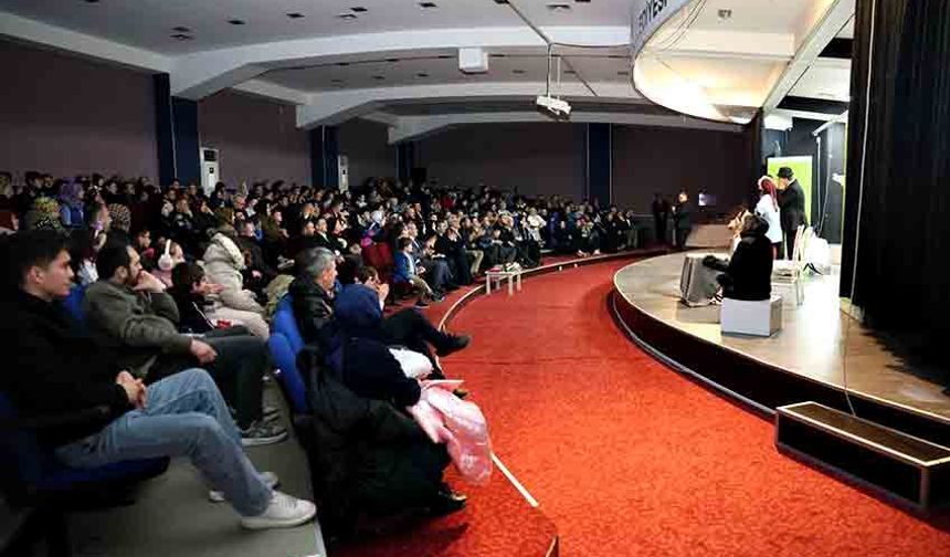 "Fadıl & Faik Yanlış Anlama" adlı tiyatro oyunu izleyiciyle buluştu