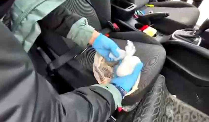 Narkotik köpeği gizli zulayı buldu: 3 şüpheli tutuklandı