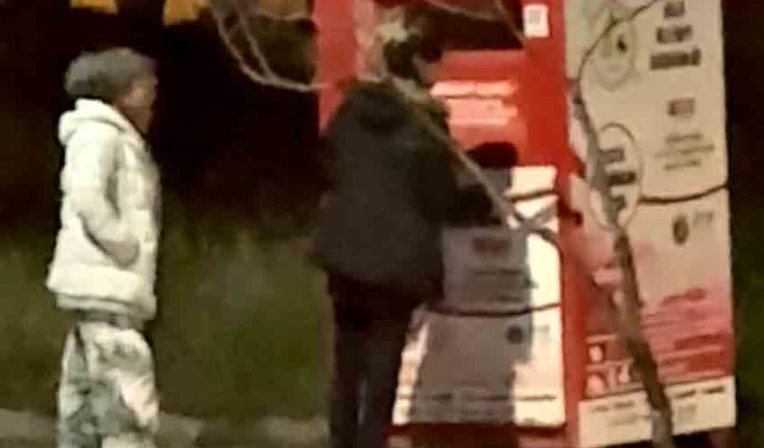 İhtiyaç sahiplerinin giysilerini böyle aldılar: O anlar kamerada