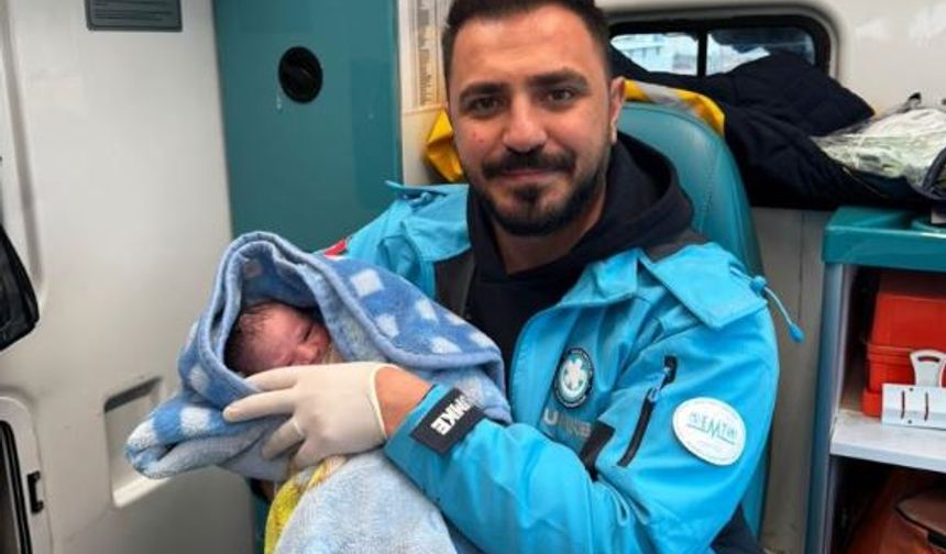 Ambulansta doğum yapan anne bebeğine sağlık personelinin adını verdi