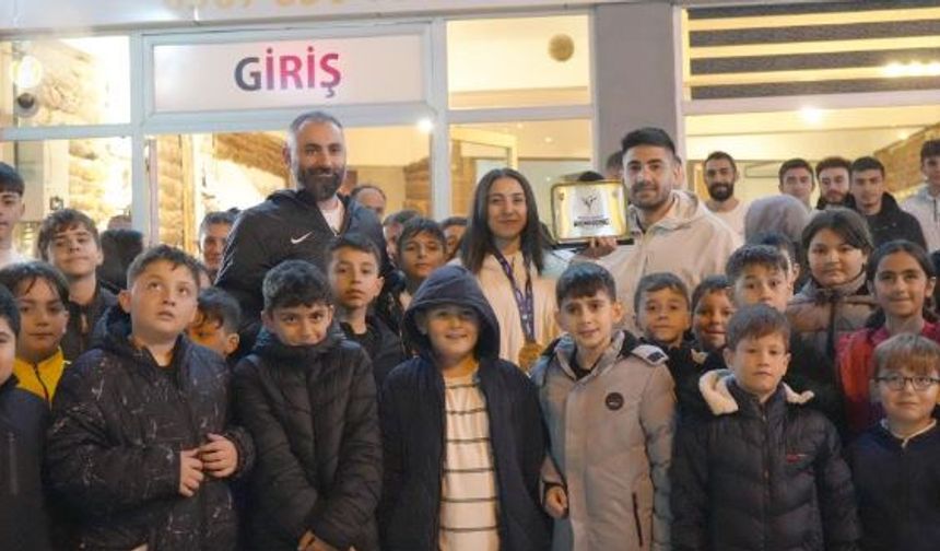 Dünya şampiyonu Asuman'a memleketinde coşkulu karşılama