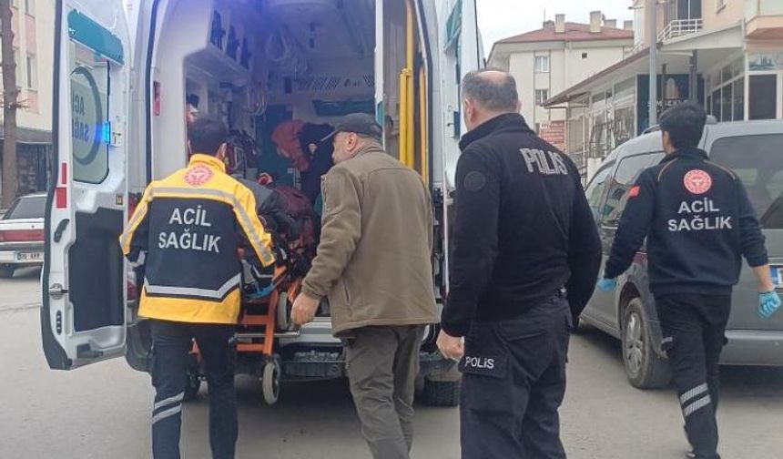 Arkadaşıyla şakalaşırken bıçağın üzerine düşen genç yaralandı