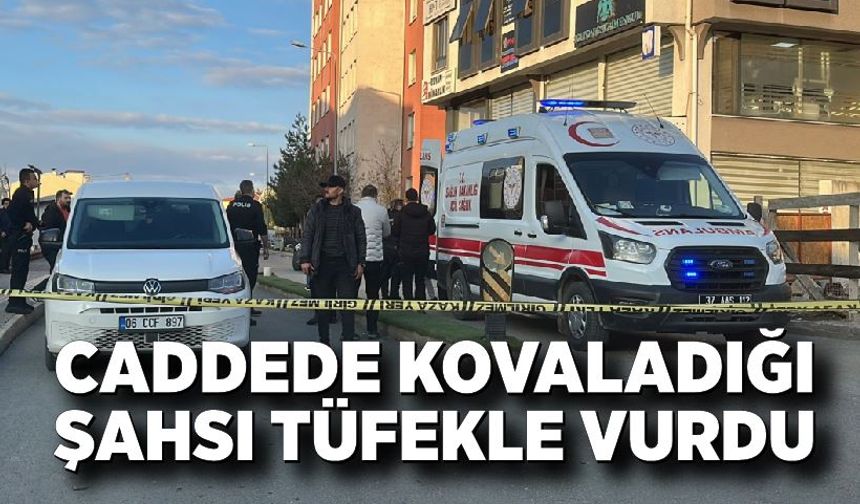 Caddede kovaladığı şahsı tüfekle vurdu