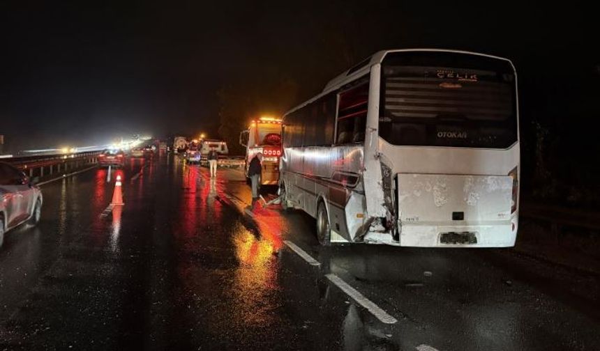 2 tır, 1 midibüs, 1 kamyonet ve 2 otomobilin karıştığı zincirleme kaza