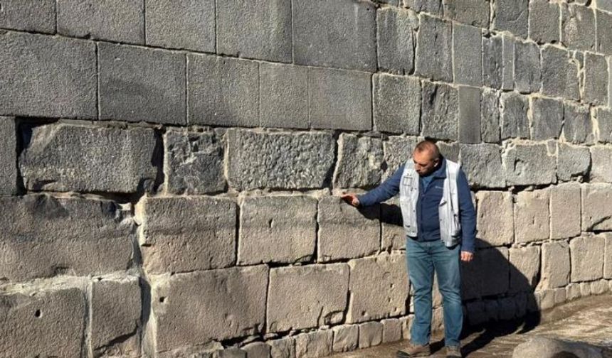 Diyarbakır surlarının 100 yıldır toprak altında olan kısmı ortaya çıkartıldı