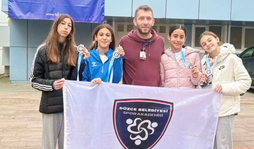 Düzceli yüzücüler madalya ile döndü