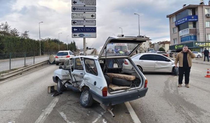 İki otomobilin çarpıştığı kaza anı kamerada: 1 yaralı