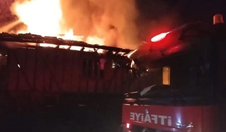 Ahşap ev alev alev yandı